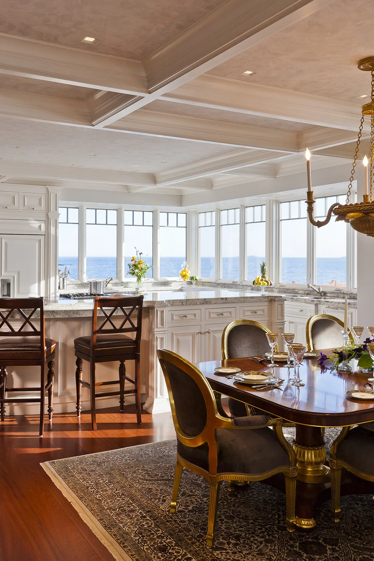 Dinning room with molded ceilings