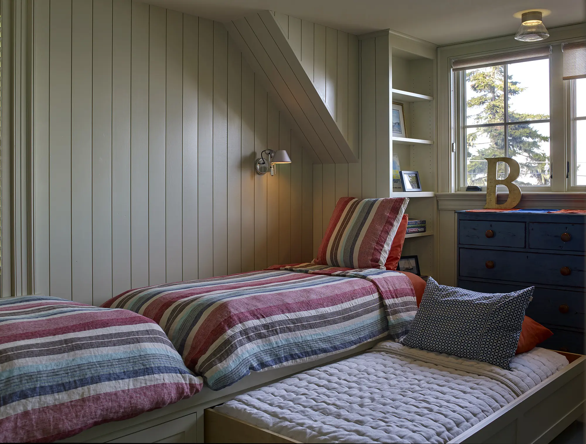 Additional trundle bed for extra guests in the guest room at Capitol Island