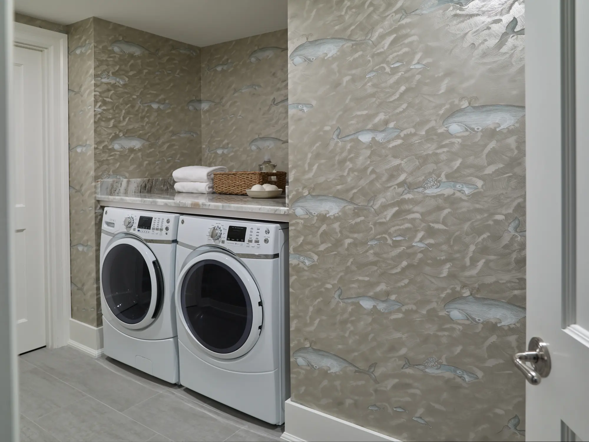 Coastal theme laundry room