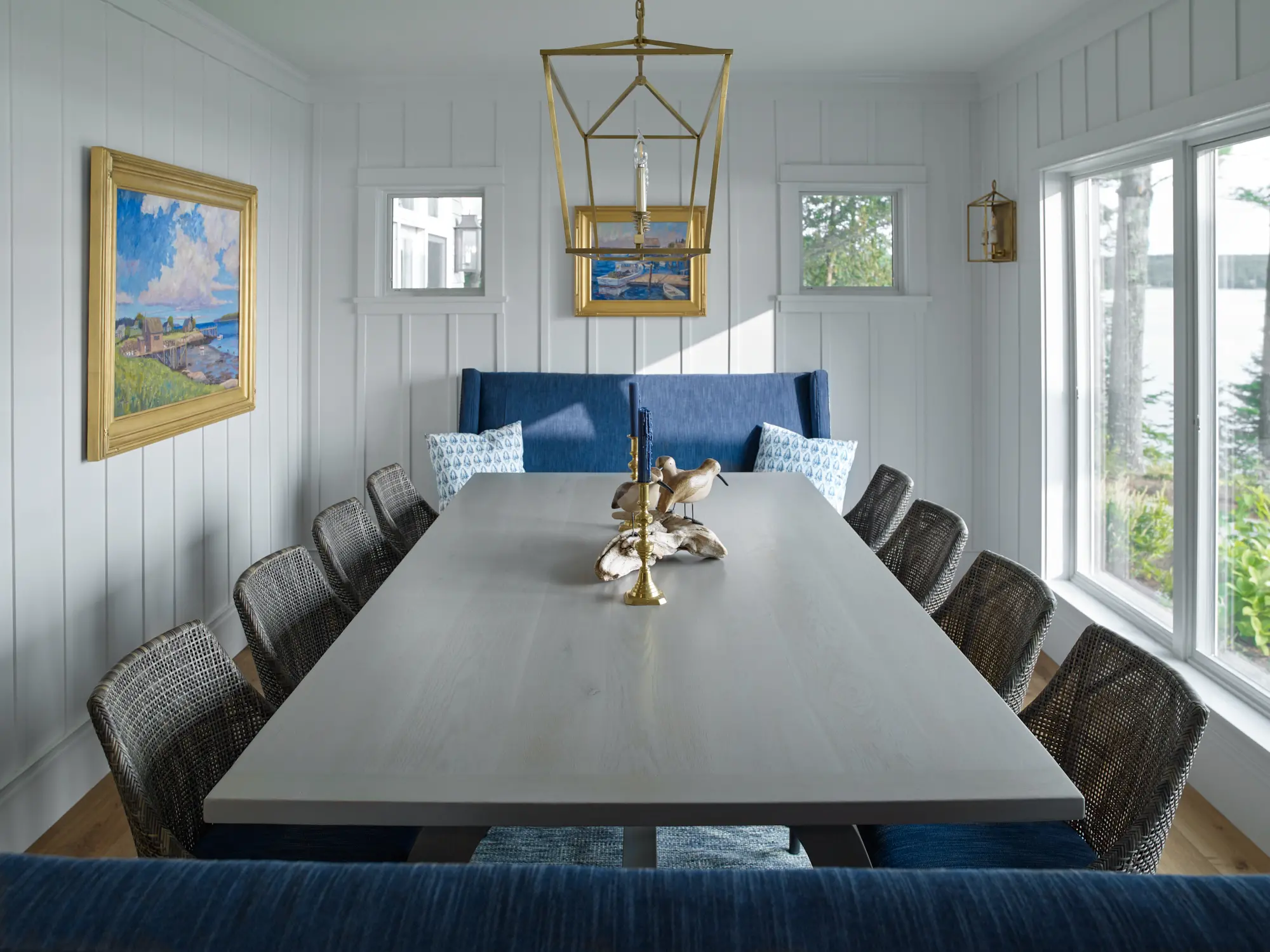 Dinning room with statement light