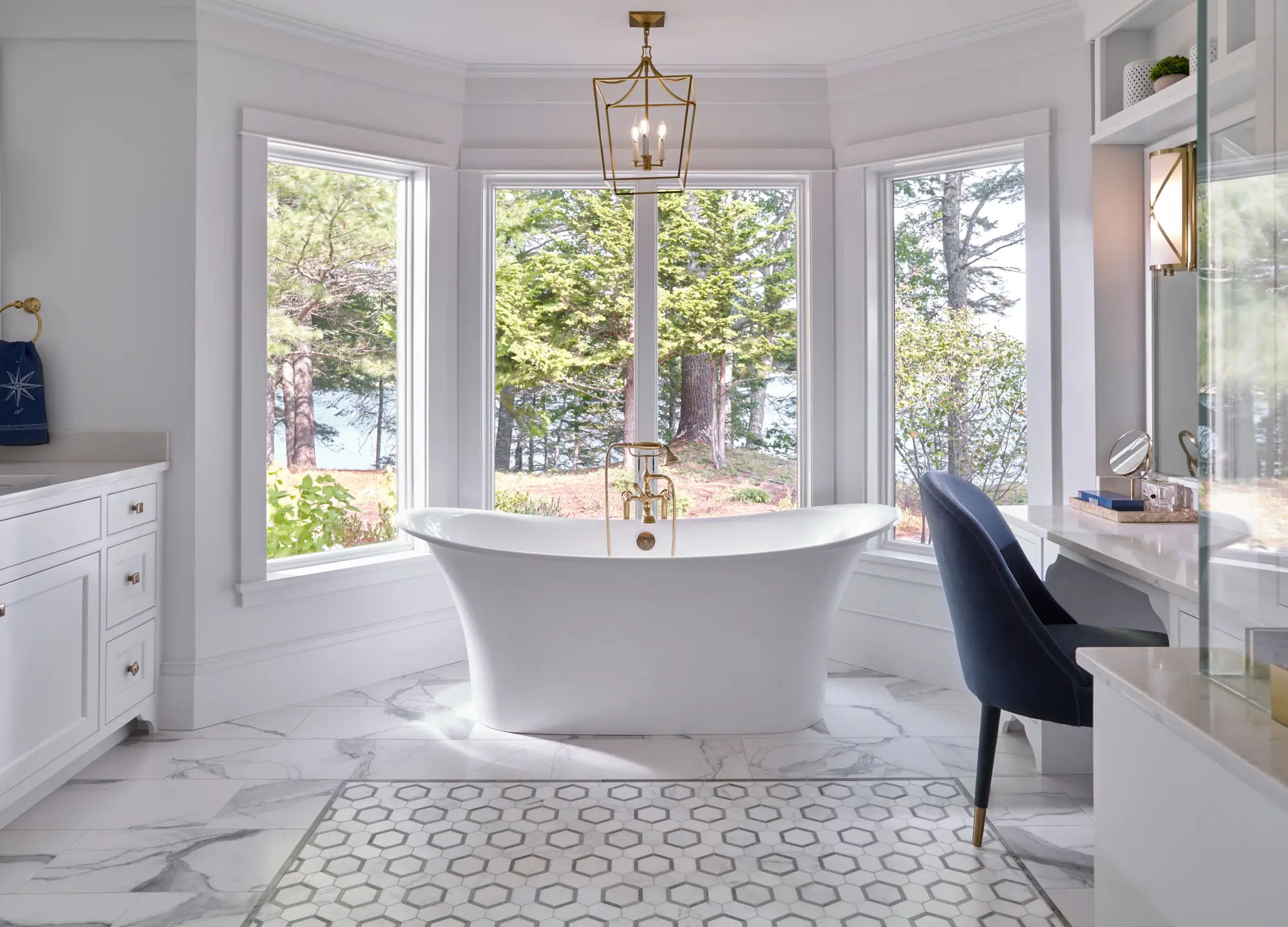 Luxurious tub with bay windows
